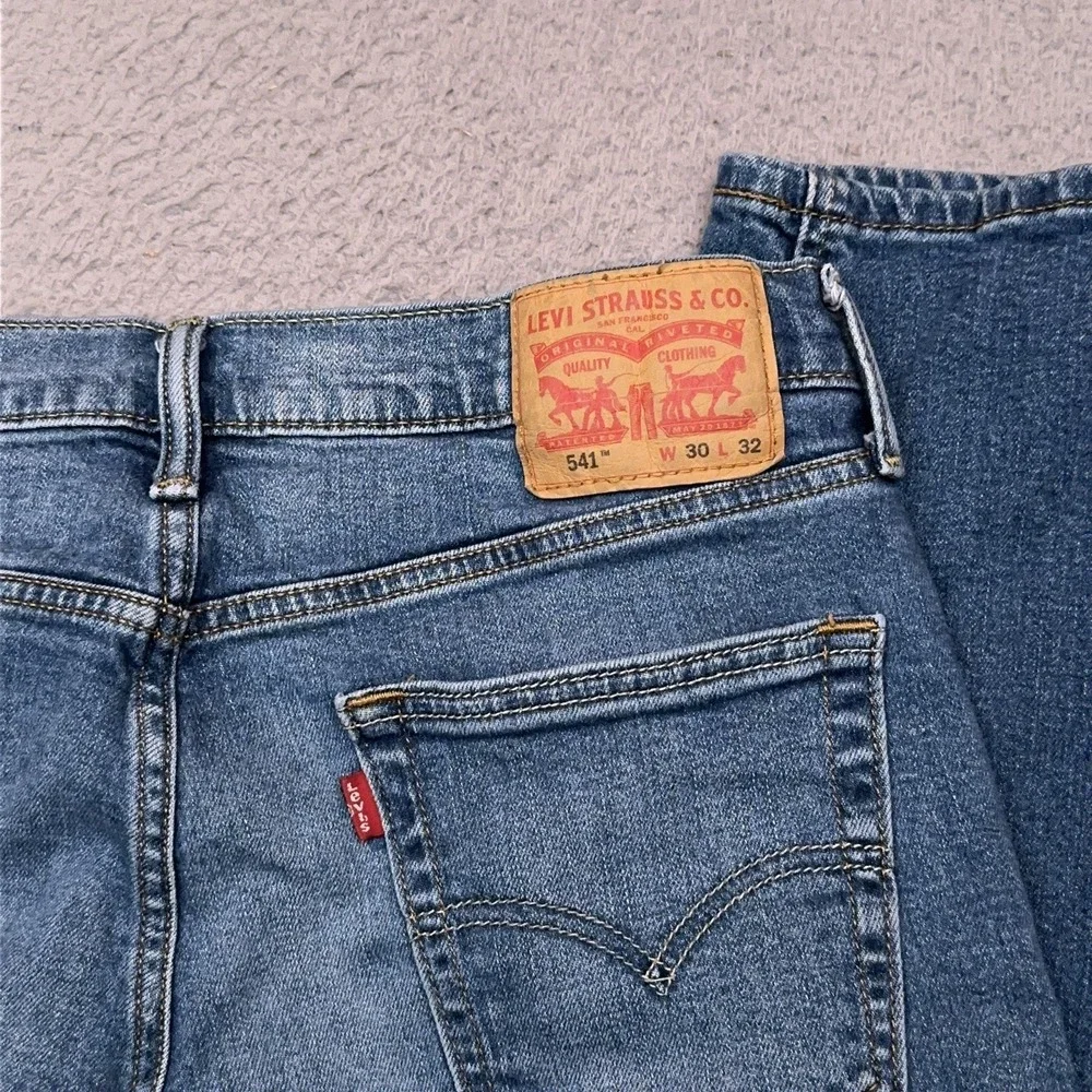 Levi's 541 Jeans Men's 31x30 Blue Athletic Taper Medium Wash Denim Stretch Faded